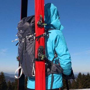 Boční uchycení širokých lyží na batohu Ferrino Rutor 30