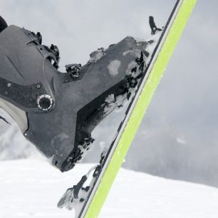 Brzda Marker Alpinist je fixována vysoko nad lyží