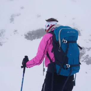 Celkový pohled na batoh Vaude Back Bowl 22 včetně všech popruhů. Redakce Světa Outdooru