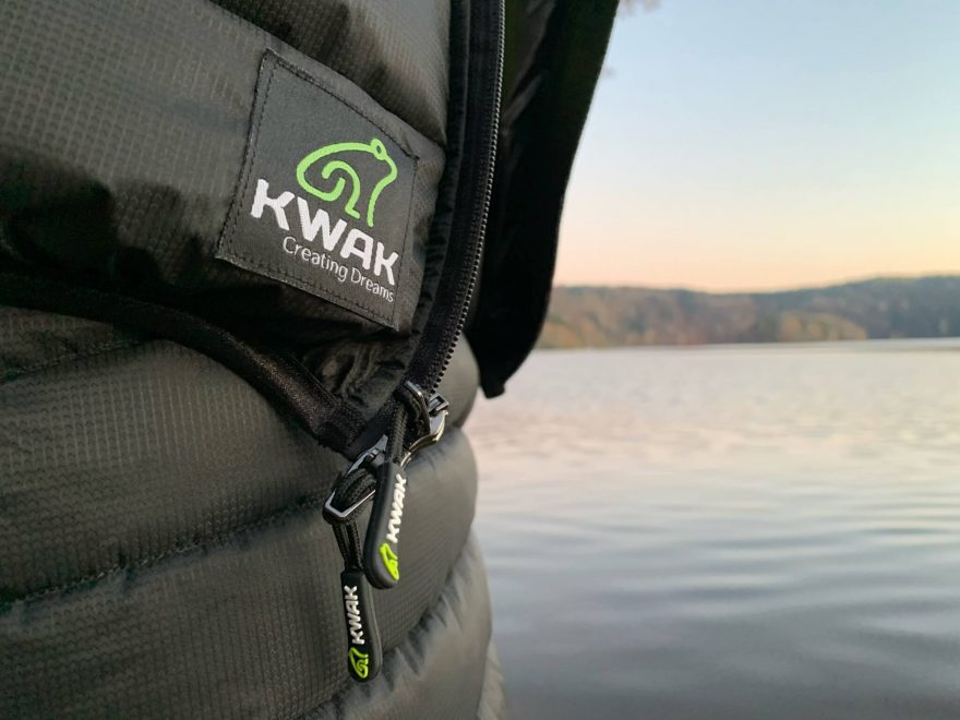 Detail oboustranného zipu u péřové vesty KWAK.