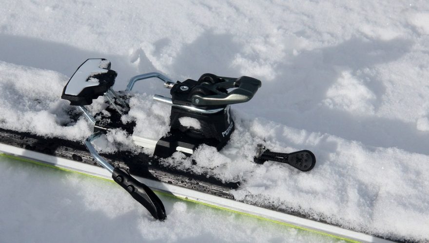 Detail paty Marker Alpinist ve sjezdové poloze, brzda aktivována zatažením za plastovou úchytku