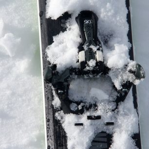 Detail vybrání ve špičce Marker Alpinist a bílým gumových dorazů pro snadnější nástup