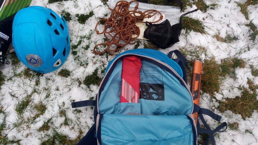 Do extra kapsy se vejde i mapník, pila na sněhový profil, apod. - Vaude Back Bowl 22. Redakce Světa outdooru