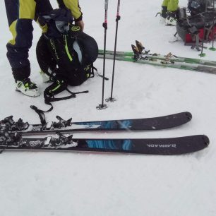 Dostatečná tuhost, dobrá ovladatelnost dělá z lyží Tracer 98 opravdový sjezdový nástroj. Vojtěch Dvořák