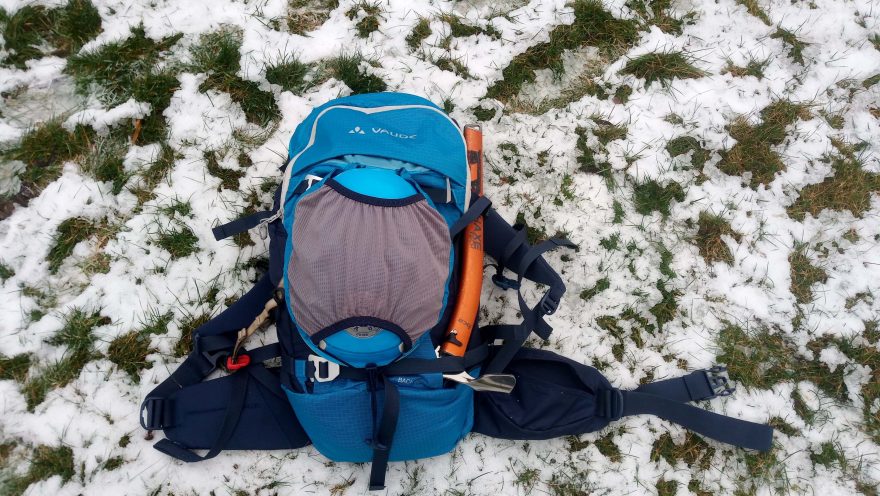 Druhou možností fixace helmy je tato přes přední díl batohu tak, že se snadno dostanete do horní kapsy batohu Vaude Back Bowl 22. Redakce Světa outdooru