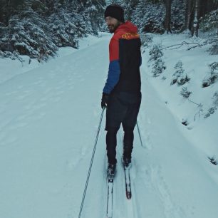 I v bílé stopě se bunda Montura Air Action neztratí.