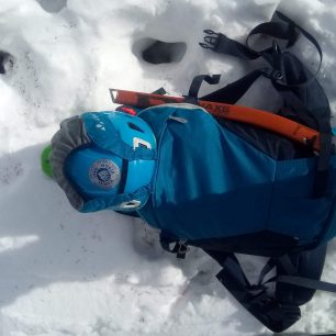 Jedna ze dvou možností fixace helmy na batoh Vaude Back Bowl 22. Redakce Světa outdooru
