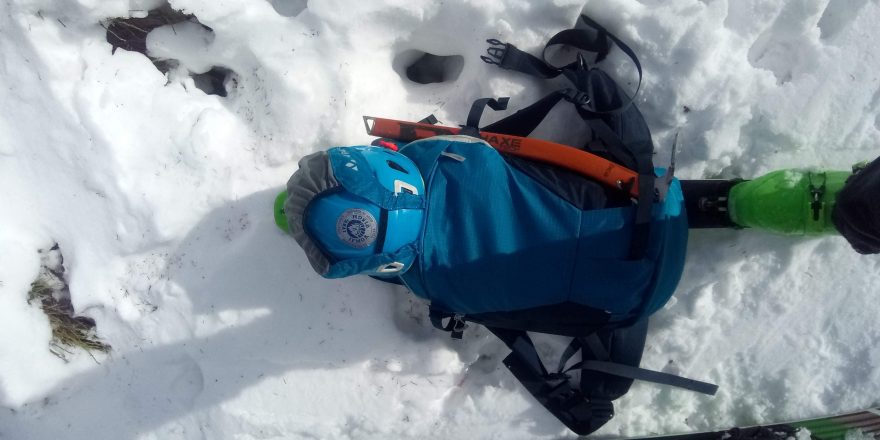 Jedna ze dvou možností fixace helmy na batoh Vaude Back Bowl 22. Redakce Světa outdooru