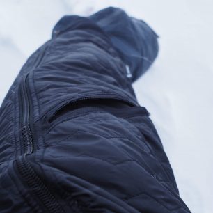 Kapsička na zip na pravé straně nohavice.