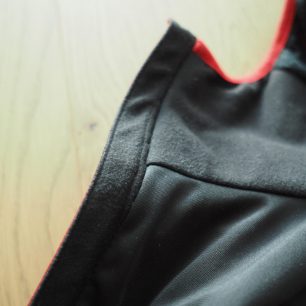 Krycí léga hlavního zipu i límec jsou zatepleny jemným fleecem.