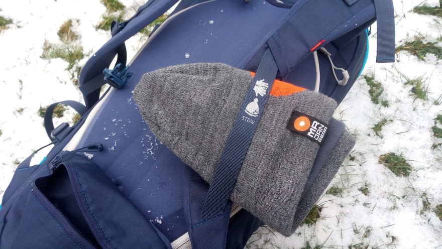 Na levém ramenním popruhu je držák na čepici nebo na rukavice - Vaude Back Bowl 22. Redakce Světa outdooru