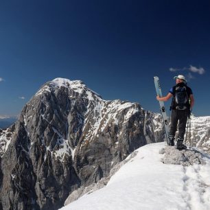 Na vyhlídce 2350 metrů směr Mangart. Skialpinistická túra nad Kotovo sedlo pod severními srázy Jalovce v Julských Alpách.