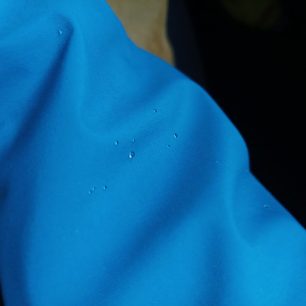 Na začátku používání se na povrchu bundy vytvářejí nádherné kuličky vody.