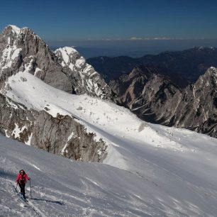 Nad Kotovým sedlem. Skialpinistická túra nad Kotovo sedlo pod severními srázy Jalovce v Julských Alpách.