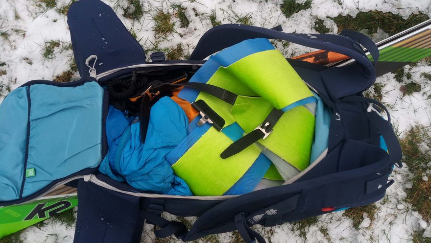 Naložení batohu bez ladu a skladu zadním vstupem - Vaude Back Bowl 22. Redakce Světa outdooru