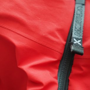 Nepromokavé části bundy mají podlepené švy.