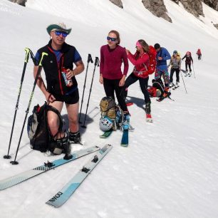 Odpočinek v dolní části výstupu širokým svahem. Skialpinistická túra nad Kotovo sedlo pod severními srázy Jalovce v Julských Alpách.