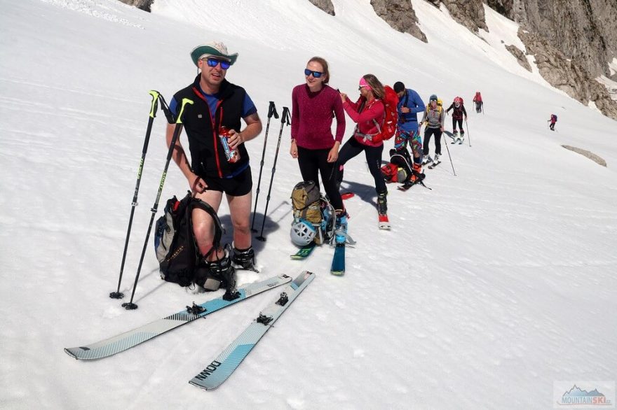 Odpočinek v dolní části výstupu širokým svahem. Skialpinistická túra nad Kotovo sedlo pod severními srázy Jalovce v Julských Alpách.