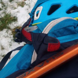 Pod bočním kompresním popruhem je ještě navíc suchý zip, který topůrko cepínu udržuje na jednom místě - Vaude Back Bowl 22. Redakce Světa outdooru