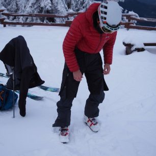 Pokud jsou nohavice šortek kolem kolen příliž úzké, můžete si je jednoduše povolit pootevřením zipu směrem nahoru.