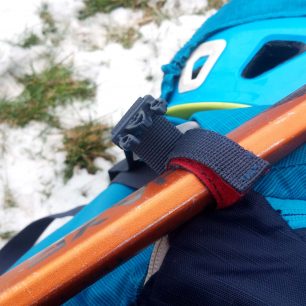 Přes suchý zip se zapíná ještě boční kompresní popruh - Vaude Back Bowl 22. Redakce Světa outdooru