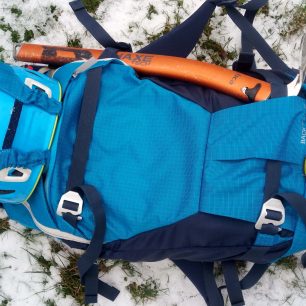 Při pohybu na noční sjezdovce je možno přidat i cyklo blikačku - Vaude Back Bowl 22. Redakce Světa outdooru