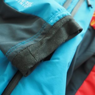 Pružné lemy na rukávech dostávají nejvíce zabrat, ale půlroční testování ustály více než dobře.