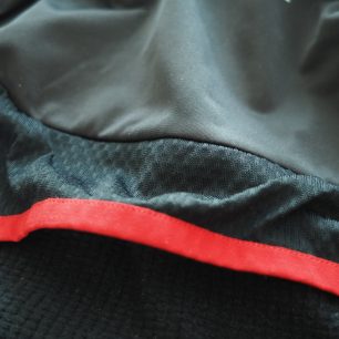 Pružný panel napříč zády zajišťuje, aby bunda krásně seděla.