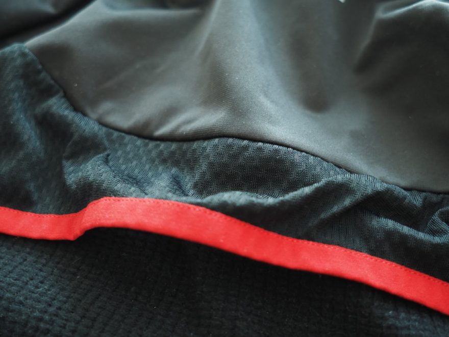 Pružný panel napříč zády zajišťuje, aby bunda krásně seděla.