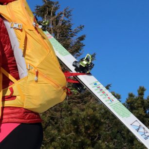 Diagonální upevnění lyží na skialpovém batohu Ferrino Rutor 25
