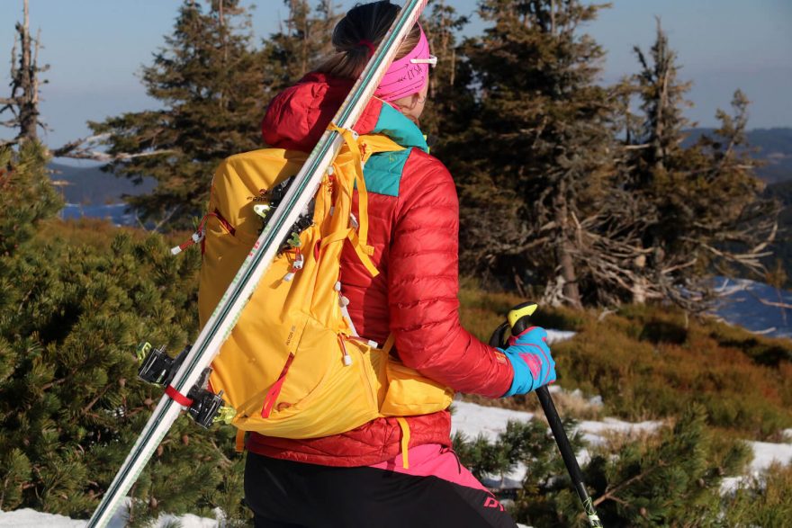 Diagonální upevnění lyží na skialpovém batohu Ferrino Rutor 25