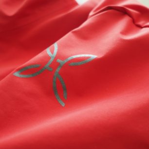 Reflexní prvky jsou chytře umístněy na ramena, předloktí a kapuci.