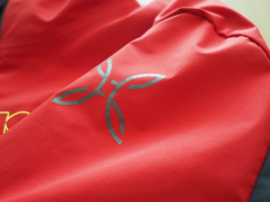 Reflexní prvky jsou chytře umístněy na ramena, předloktí a kapuci.