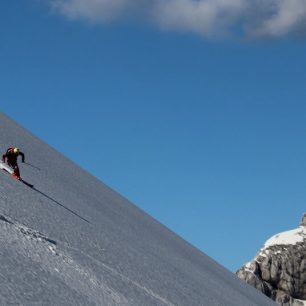 Sjezd nad Kotovým sedlem. skialpinistická túra nad Kotovo sedlo pod severními srázy Jalovce v Julských Alpách