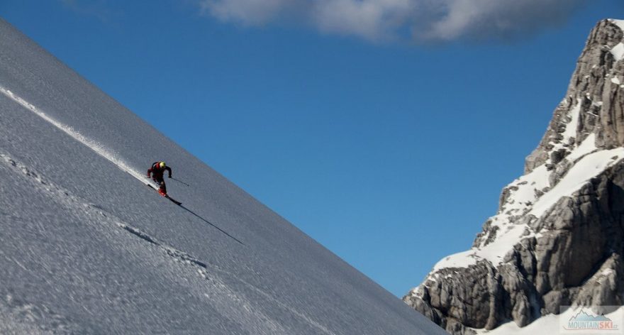 Sjezd nad Kotovým sedlem. skialpinistická túra nad Kotovo sedlo pod severními srázy Jalovce v Julských Alpách