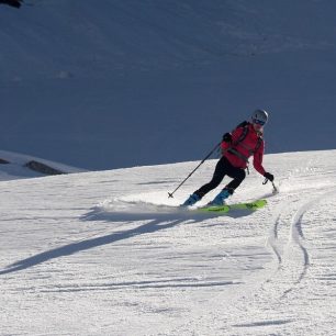 Sjezd pod Kotovým sedlem do doliny. Skialpinistická túra nad Kotovo sedlo pod severními srázy Jalovce v Julských Alpách.