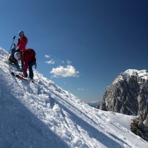 Skidepot pod Jalovcem. Skialpinistická túra nad Kotovo sedlo pod severními srázy Jalovce v Julských Alpách.