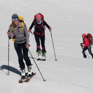 Skimogirls při stoupání svahy Jalovce.