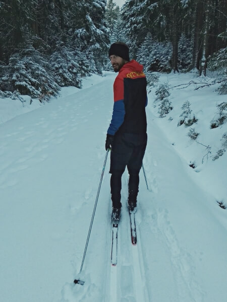 Šortky se hodí i na běžkování, kde většinou máte tenčí vrstvu oblečení.