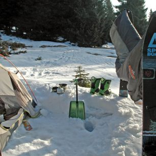 Spaní v zimní přírodě ke splitboardingu přirozeně patří