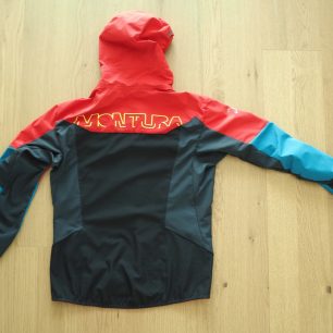 Tmavé panely na zádech a bocích jsou zateplené ale prodyšné. Šedé v podpaží a zespod rukávů zateplené už nejsou. Modrá a červená část je nepromokavá.