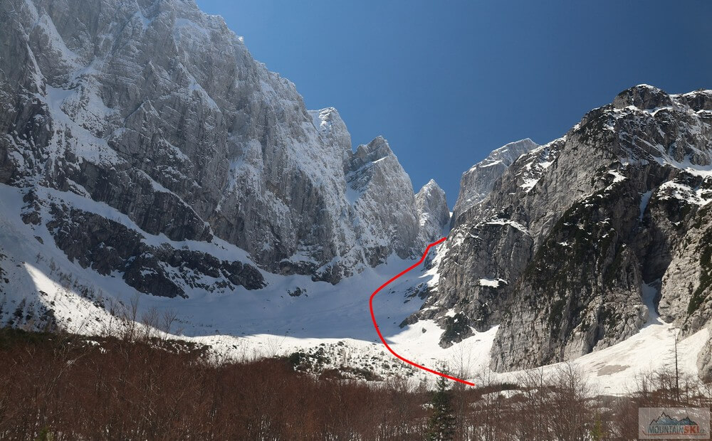 Úvodní část výstupu a sjezdu širokým svahem pod Jalovcem, Julské Alpy.
