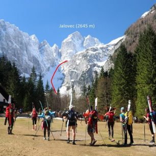 V pozdním dubna na louce u Domu v Tamarju. Skialpinistická túra nad Kotovo sedlo pod severními srázy Jalovce v Julských Alpách.