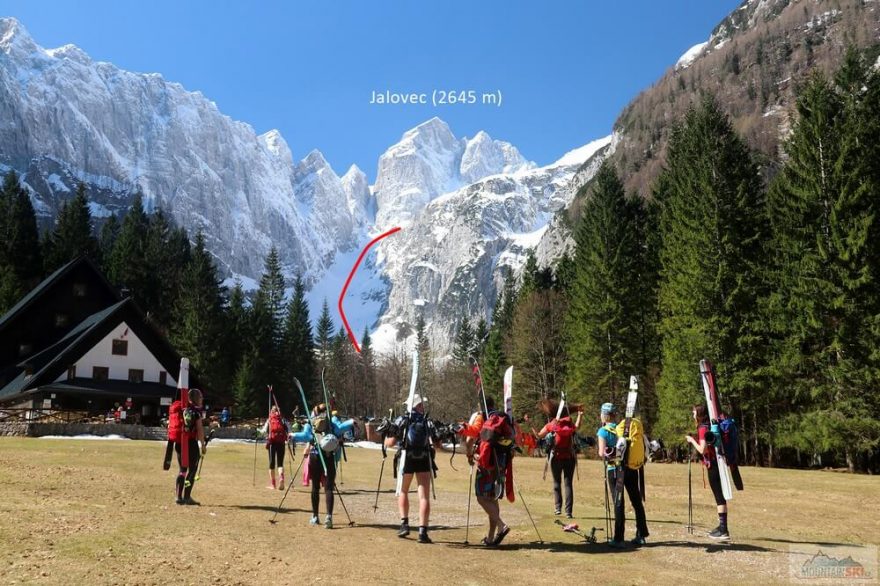 V pozdním dubna na louce u Domu v Tamarju. Skialpinistická túra nad Kotovo sedlo pod severními srázy Jalovce v Julských Alpách.