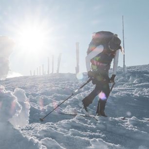 Využití péřového setu KWAK při skitouringu v Krkonoších.