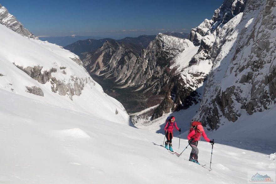 Vzadu je vidět hraniční hřeben s Rakouskem. Skialpinistická túra nad Kotovo sedlo pod severními srázy Jalovce v Julských Alpách.