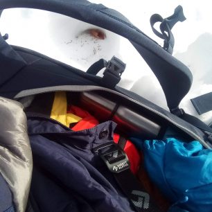 Za pozornost jistě stojí i speciální vnitřní kapsa na termosku či lahev - Vaude Back Bowl 22. Redakce Světa outdooru