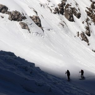 Začátek přechodu dalšího starého laviniště. Skialpinistická túra nad Kotovo sedlo pod severními srázy Jalovce v Julských Alpách.