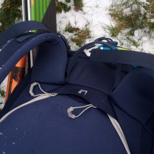 Zadní vstup do batohu včetně výstupu na hadičku hydra - Vaude Back Bowl 22 - detail. Redakce Světa outdooru