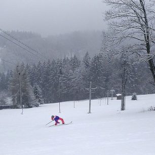 Trénuji záklony na lyžích při jízdě pod stojící pomou